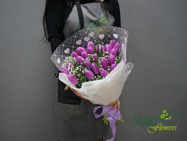 Букет с фиолетовыми тюльпанами и гипсофилой Фото